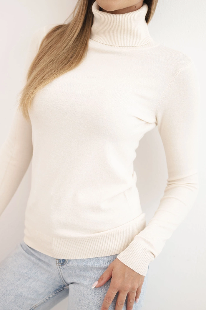 Kesi Włoski Women's viscose sweater with a turtleneck and long sleeves beige