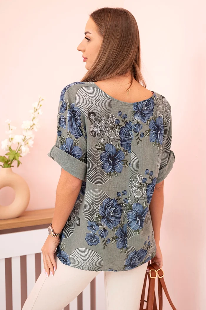 Kesi Włoski Women&#039;s cotton blouse with short sleeves and a floral pattern khaki