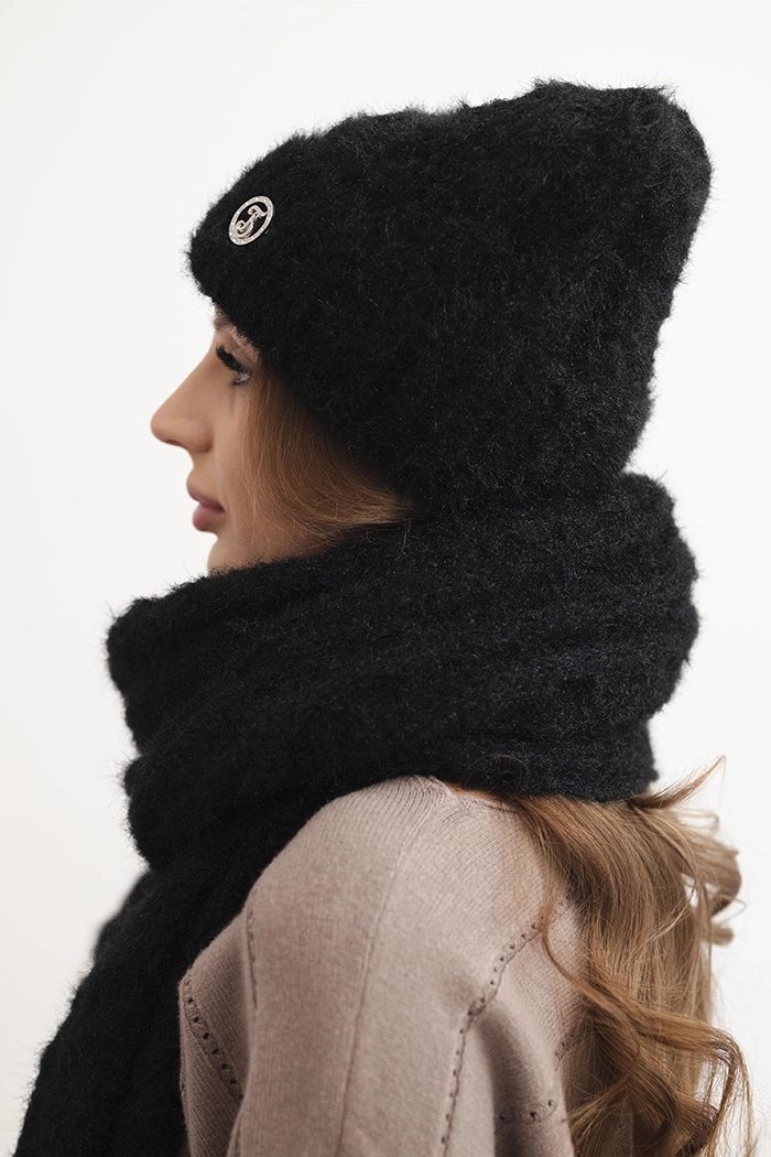 Kesi Women&#039;s set hat and scarf with ribbed texture and decoration black