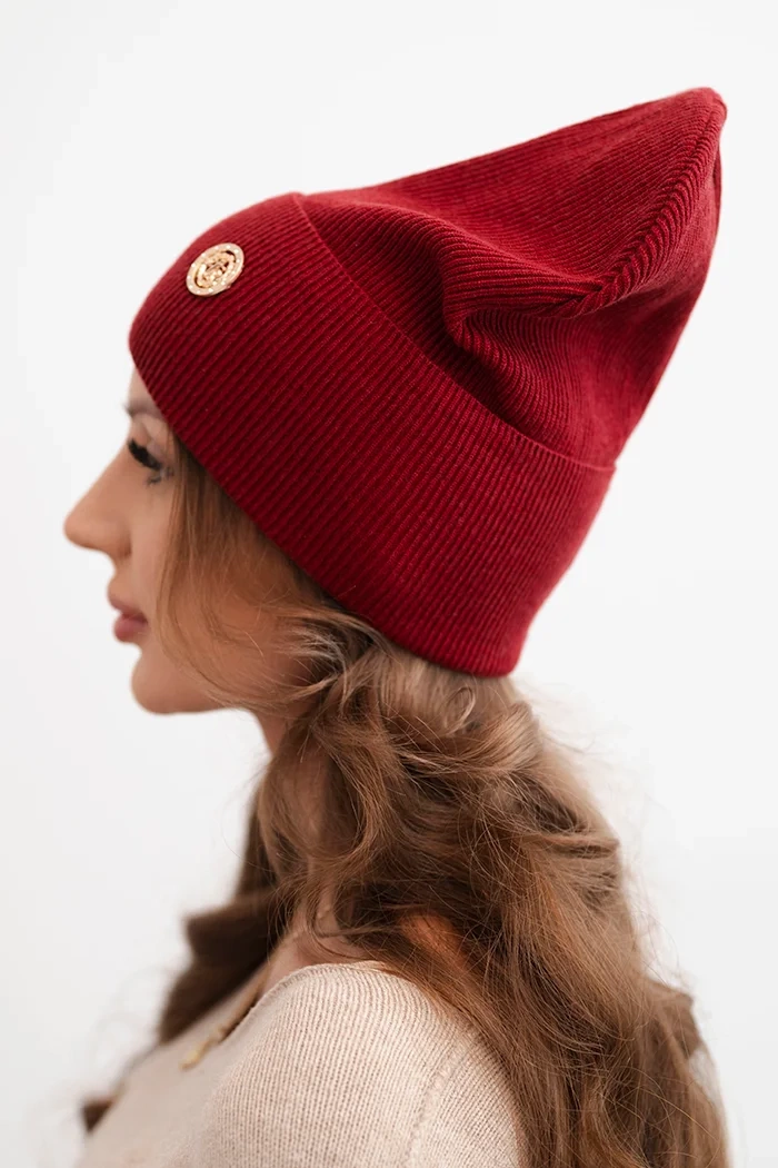 Kesi Women&#039;s ribbed cap made of modal and viscose with a decorative button burgundy