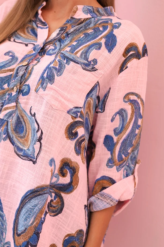 Kesi Włoski Women's cotton blouse with decorative print and rolled-up sleeves candy pink