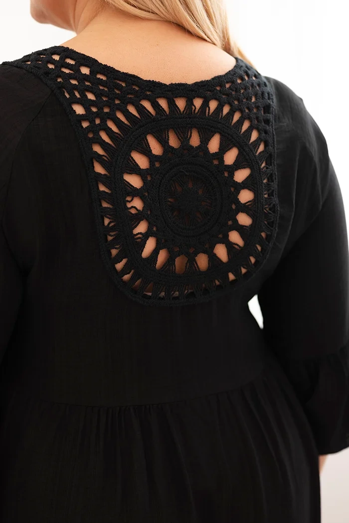 Kesi Włoski Dámske viskózové šaty Plus Size s ažúrovou ozdobou čierna