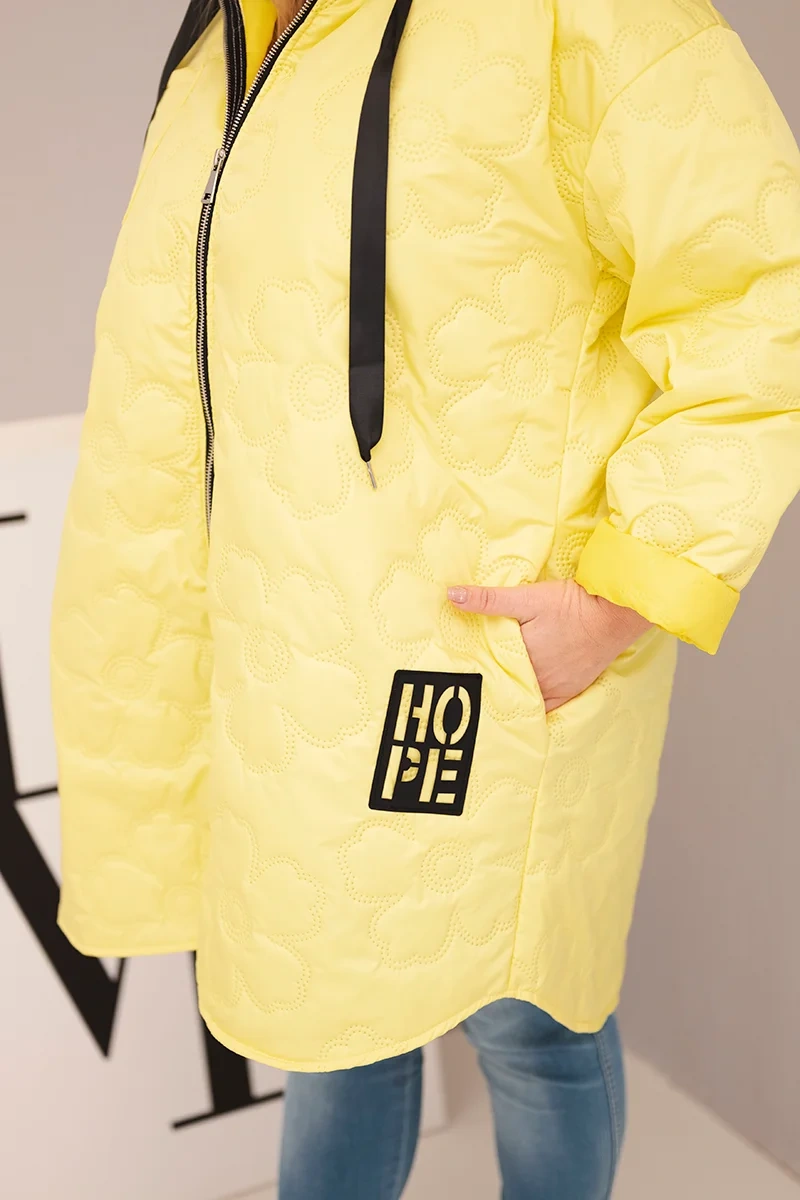Kesi Włoski Dámska bunda Plus Size prešívaná s kapucňou a nápisom HOPE žltá
