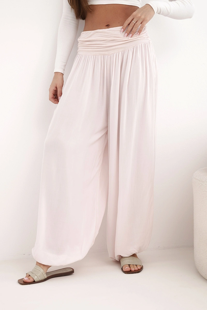 Дамски вискозен панталон с плисета, бежов