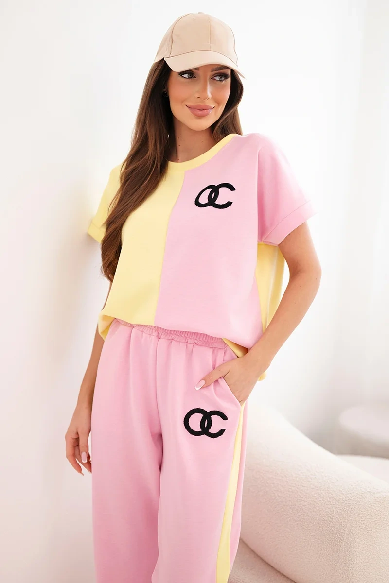 Удобен комплект с оувърсайз суитшърт и широки панталони