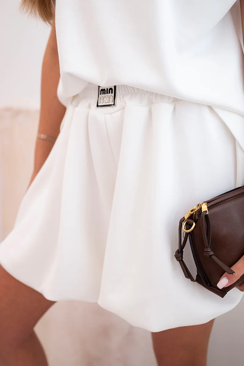 Kesi Włoski Women&#039;s butter set with a sleeveless blouse and wide-leg shorts ecru