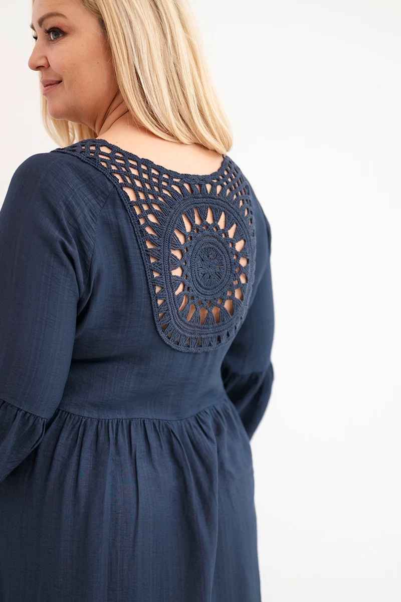 Plus Size šaty s riasením a otvoreným chrbtom