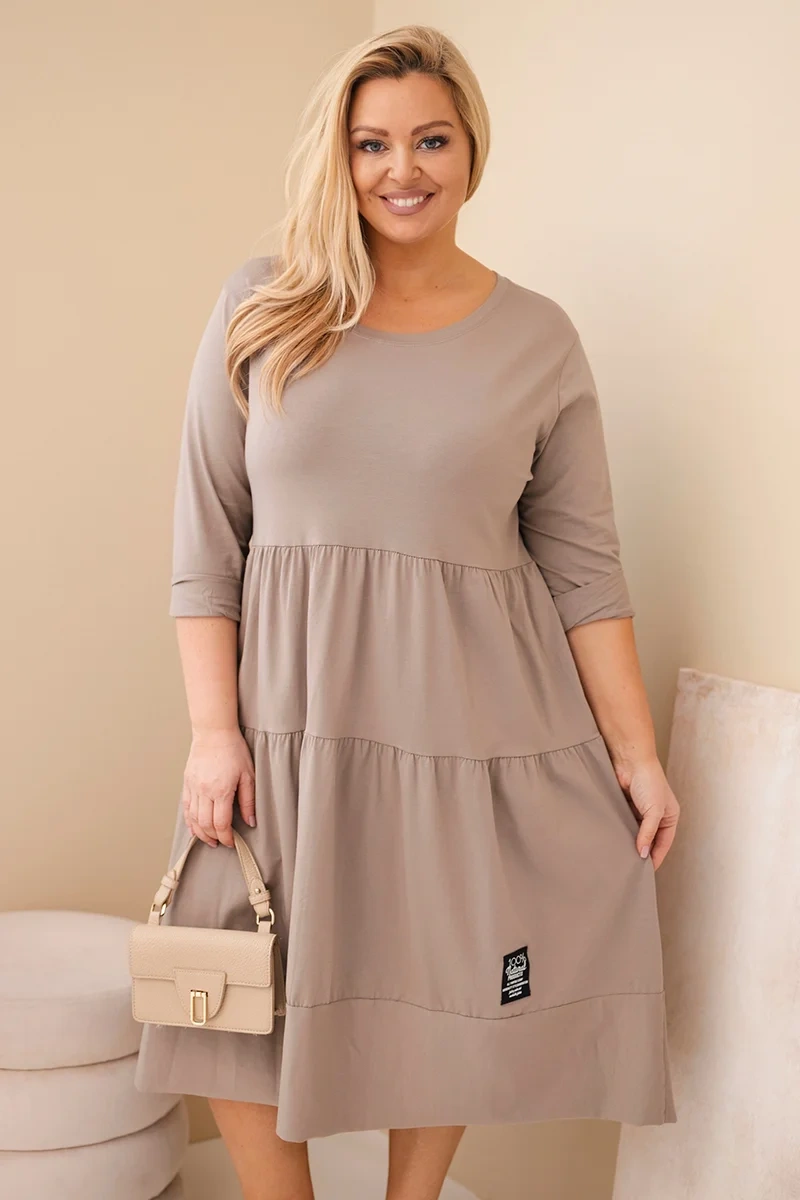 Plus size šaty s volány a ohrnovacími rukávy