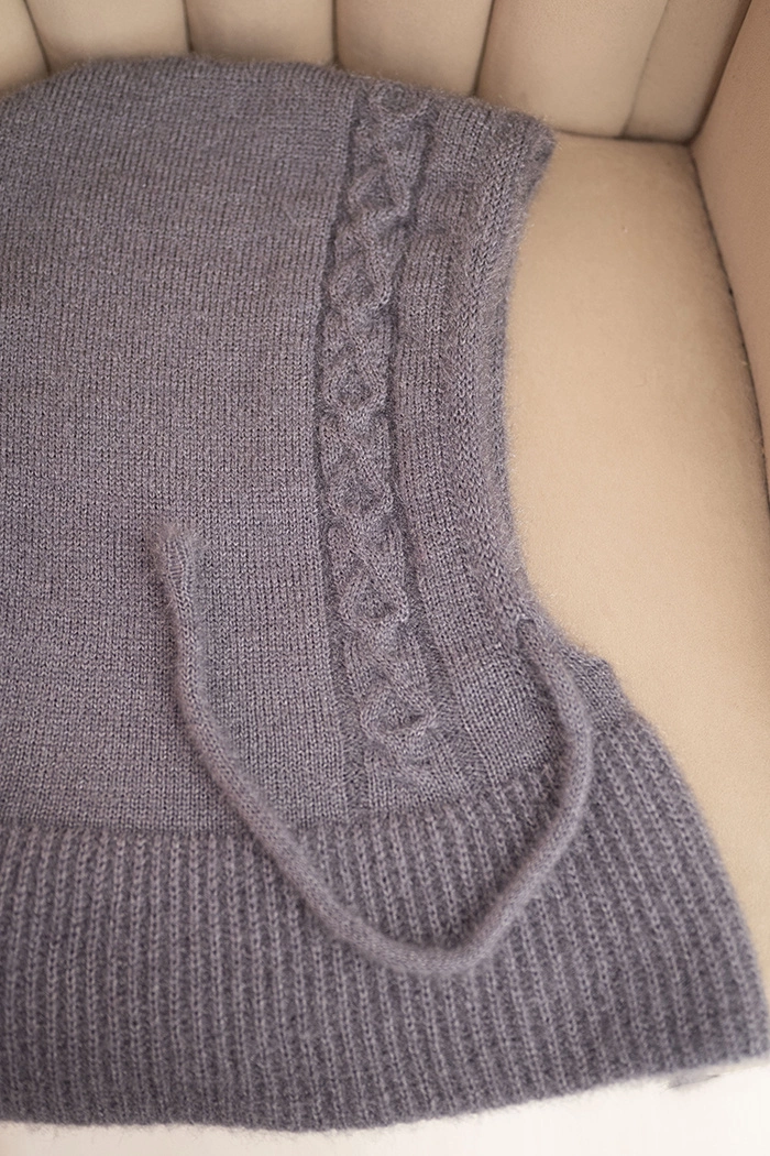 Polski Women's hooded cap with ties and braid weave graphite