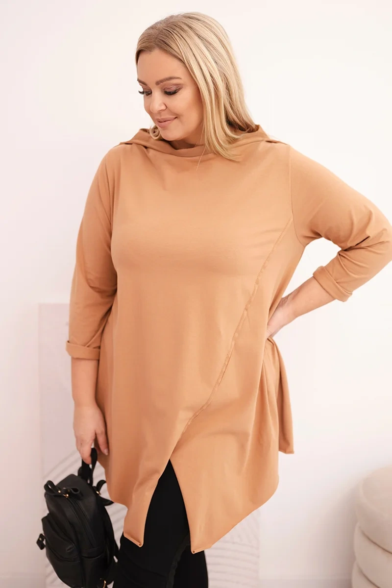 Plus size asymetrická blúzka s rolovanými rukávmi
