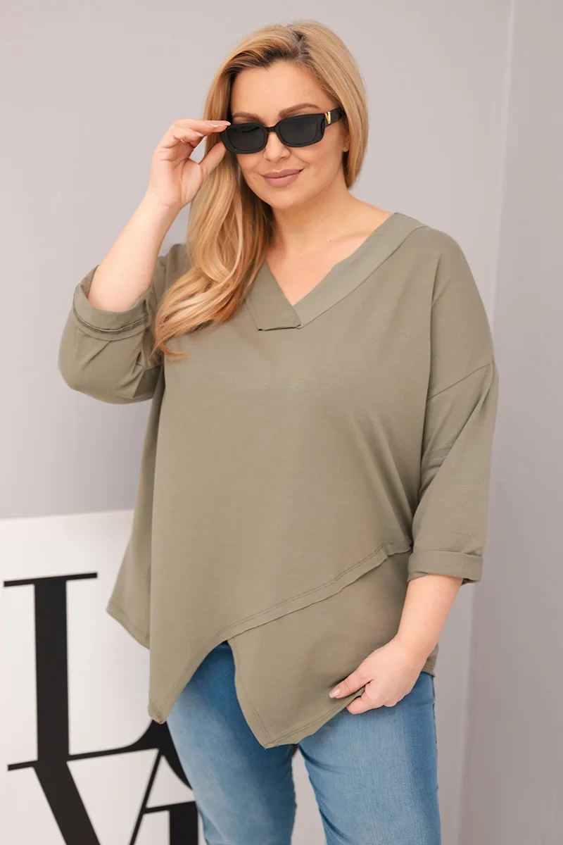 Plus size blúzka s V-výstrihom a asymetrickým lemom