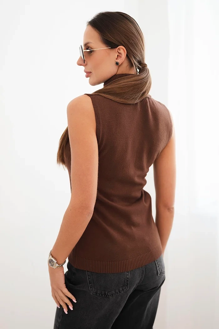 Kesi Włoski Women's sleeveless viscose blouse with a turtleneck brown