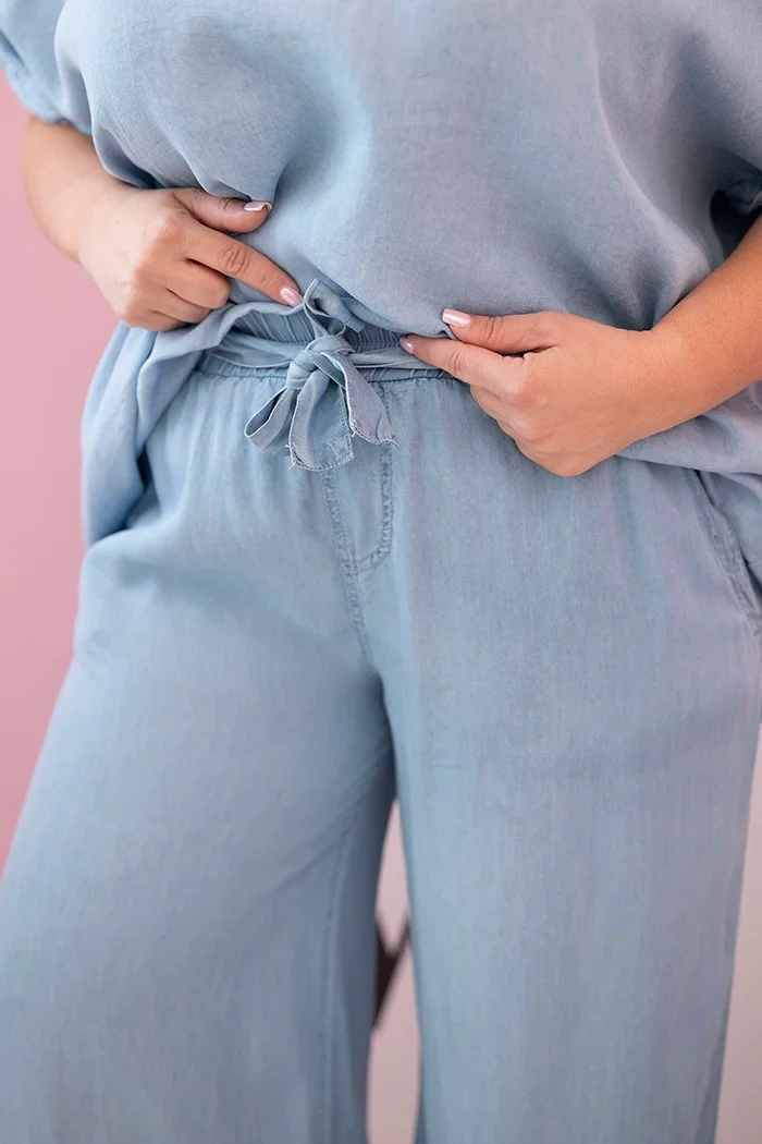 Kesi Włoski Dámsky komplet Plus Size z tencelu blúzka a nohavice s viazaním svetlo džínsový
