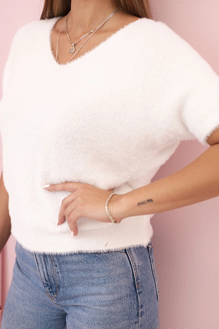 Kesi Włoski Women&#039;s sweater made of soft fluff with a V-neck and short sleeves white