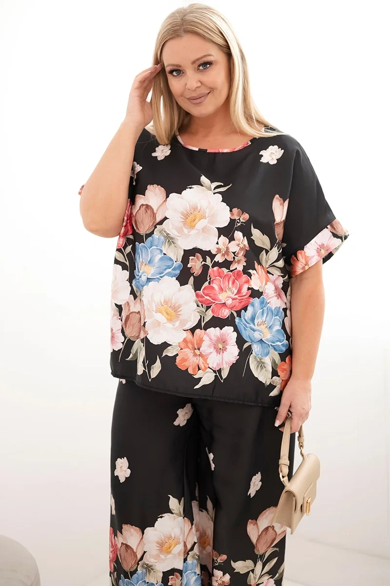 Dámský plus size set s blůzkou a květinovými kalhotami