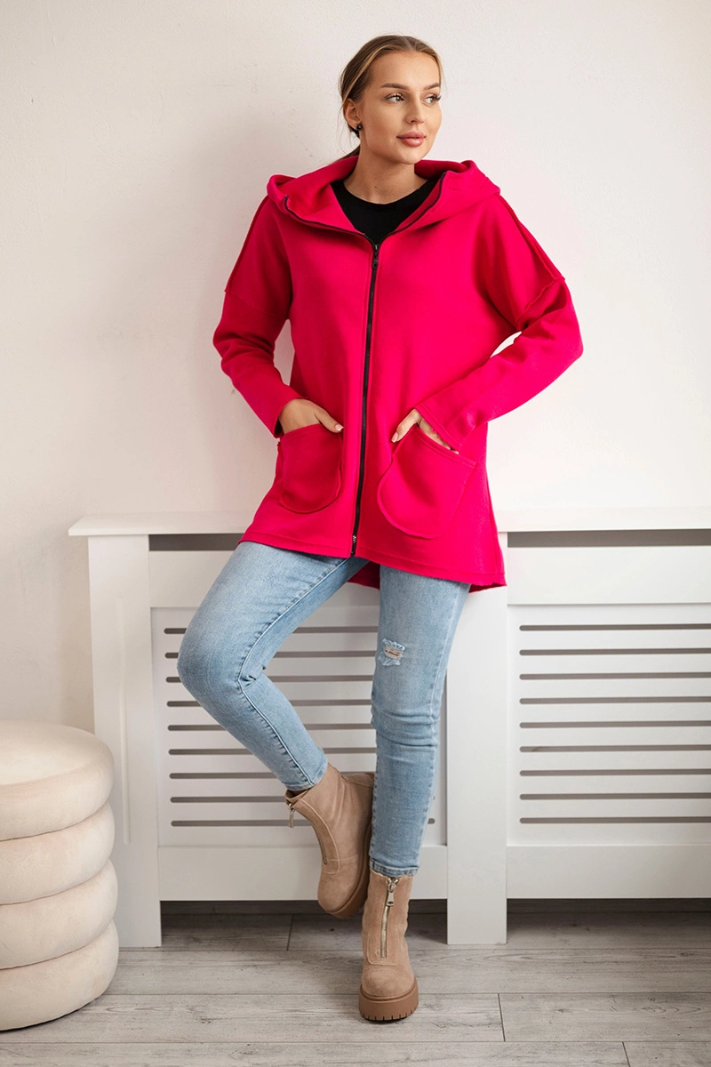 Insulated sweatshirt with a longer back and fuchsia pockets