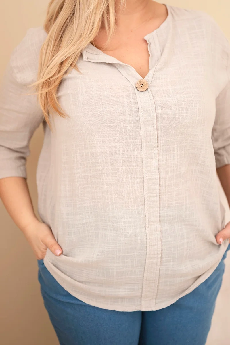 Kesi Plus Size blúzka s ozdobnými gombíkmi béžová