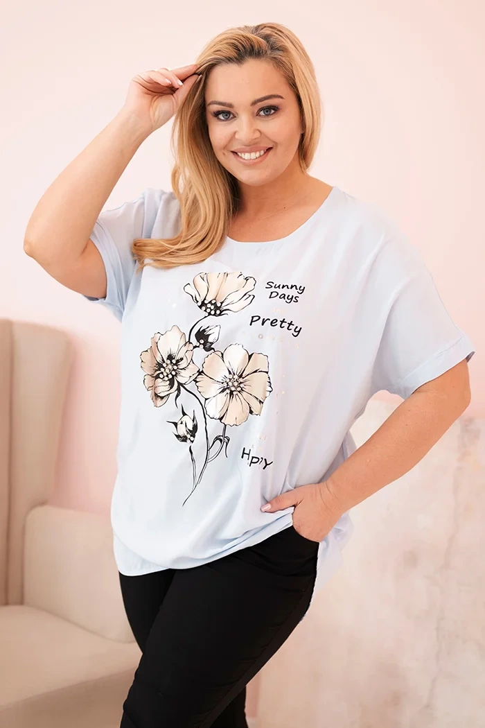 Kesi Włoski Dámská blůza Plus Size z viskózy s květinovým potiskem a nápisem modrá