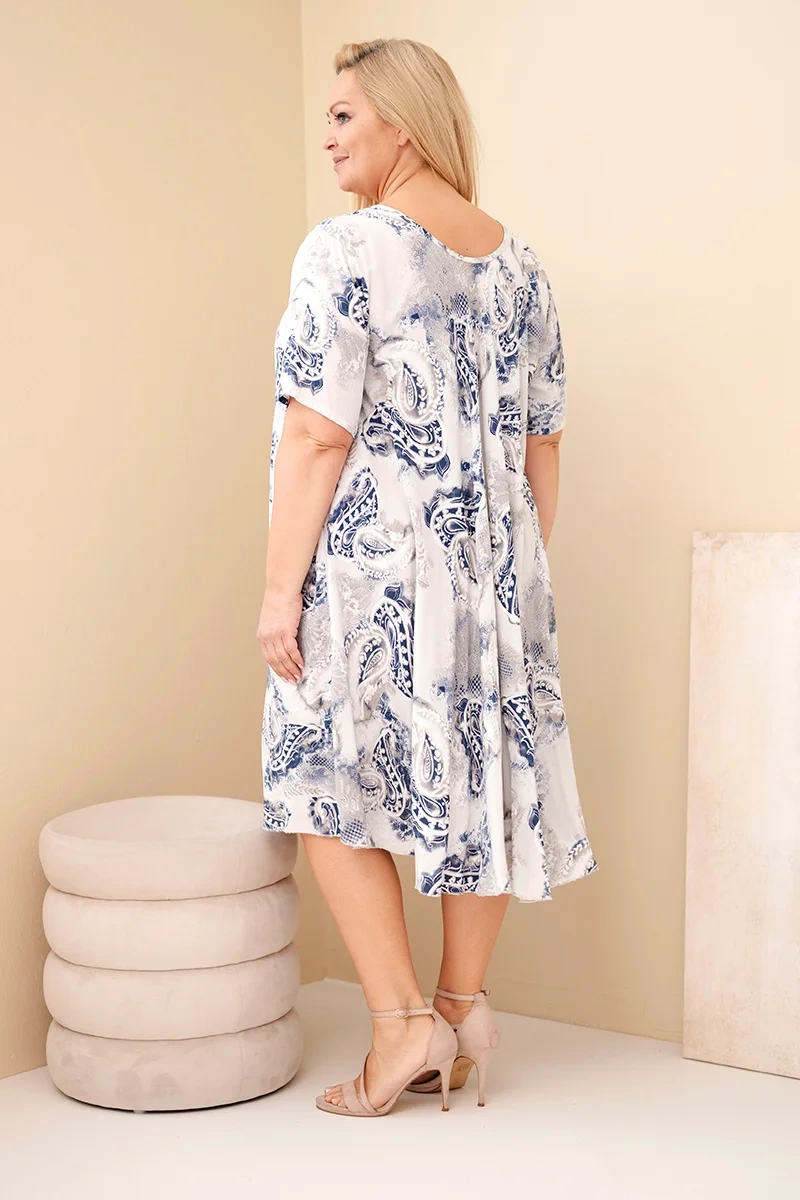 Plus-size šaty s paisley vzorom