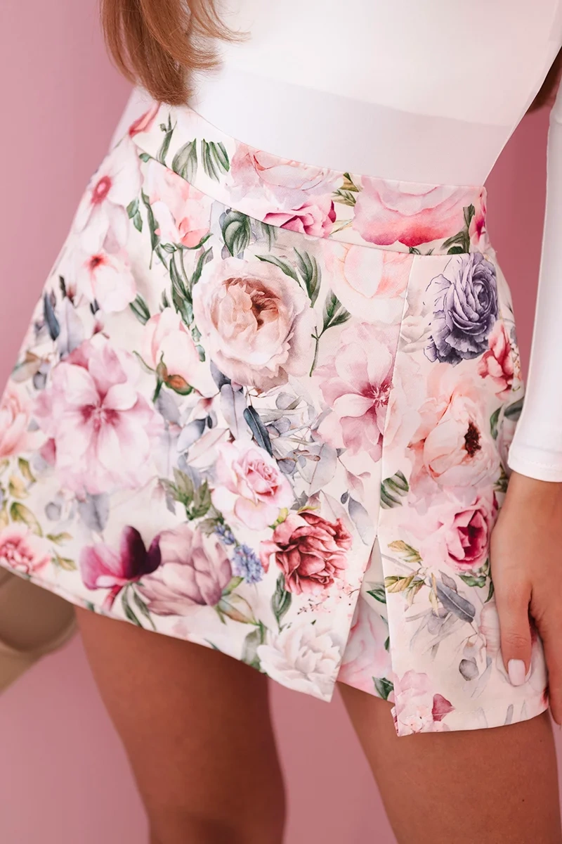 Kesi Włoski Womens skirt-shorts with flowers ecru