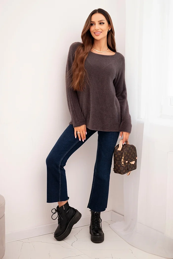 Kesi Włoski Women's sweater made of soft knit with a round neckline brown