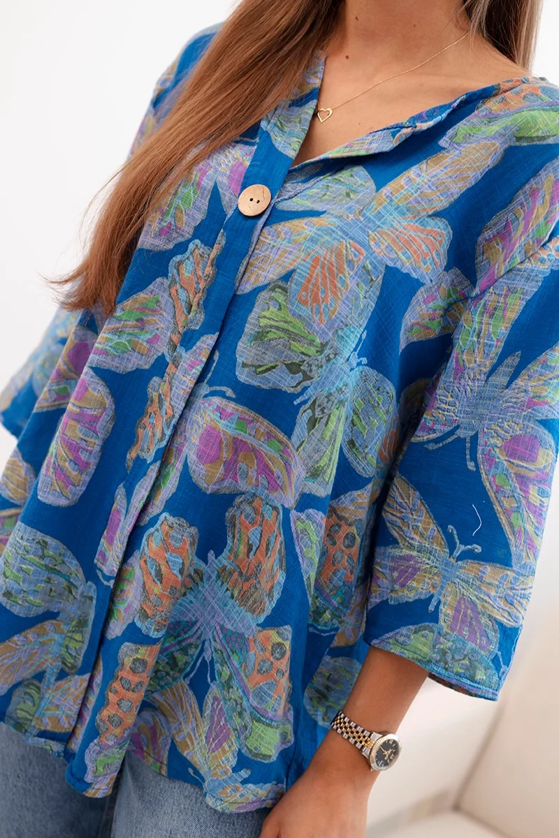 Kesi Włoski Women&#039;s cotton blouse with a butterfly pattern and buttons - cornflower blue