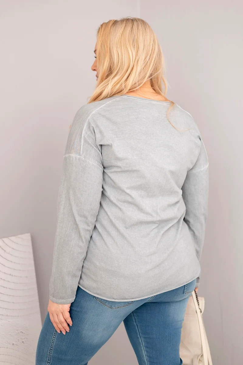 Plus size blúzka s V-výstrihom a dlhším chrbtom