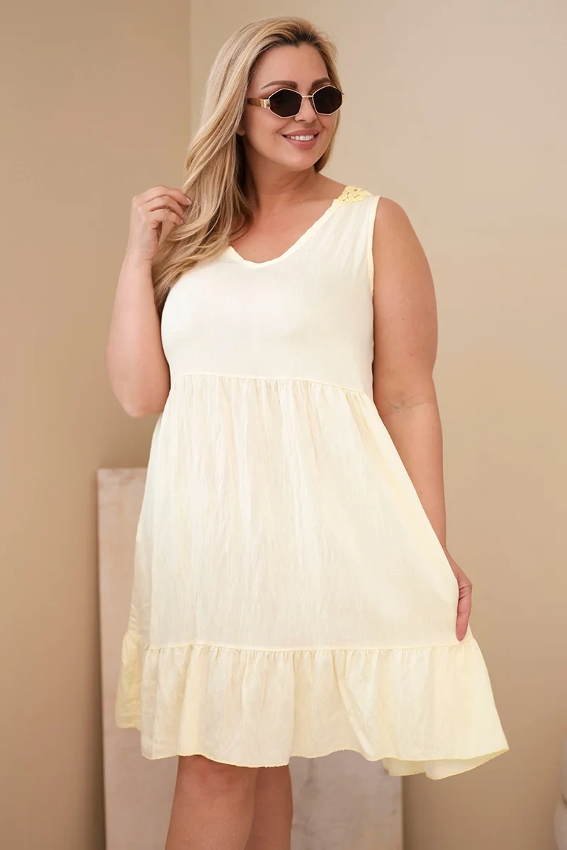 Plus-size žluté šaty bez rukávů s krajkou