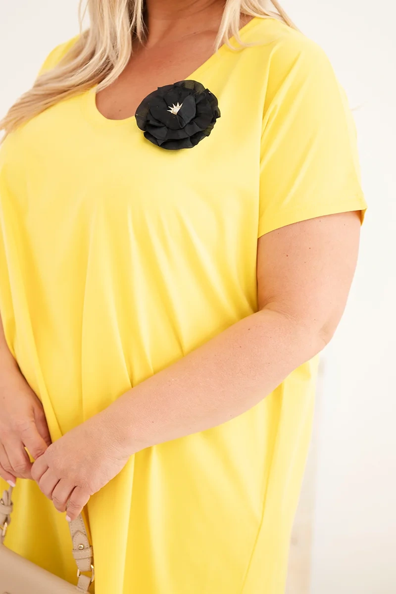 Dámske plus size šaty s brošňou a výstrihom