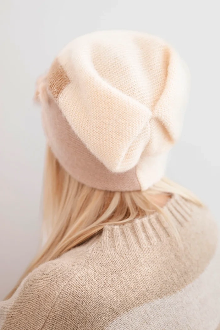 Kesi Elegant women&#039;s cap with fur decorations and glittery strap ecru