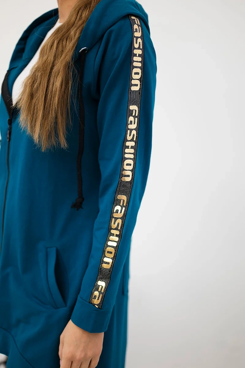 Zip-up hoodie at the back maritime