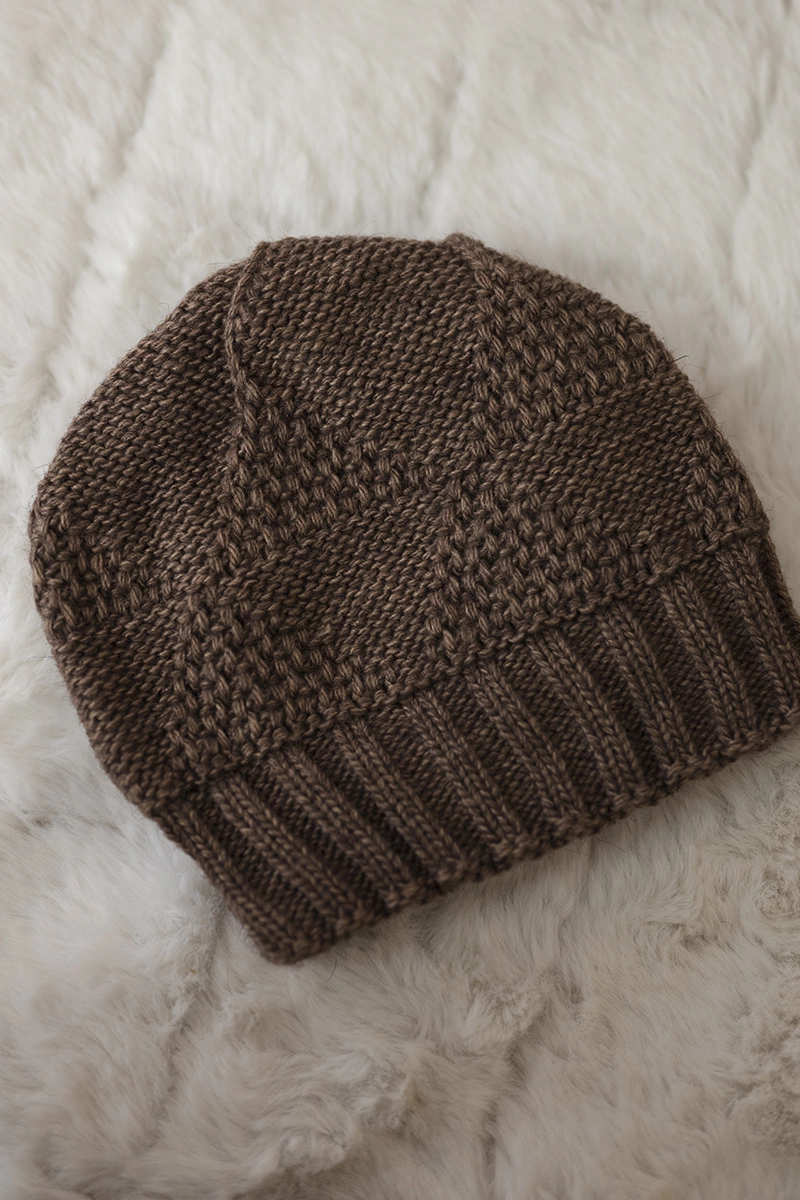 Women&#039;s cap Danuta K331 mocca