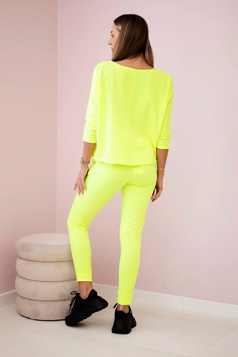 Set with yellow neon Queen print