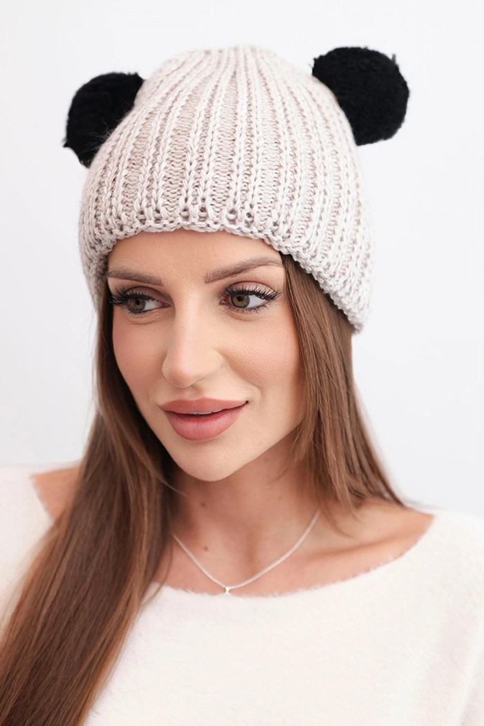 Dámska zimná čiapka s brmbolcami Kesi K433 béžová