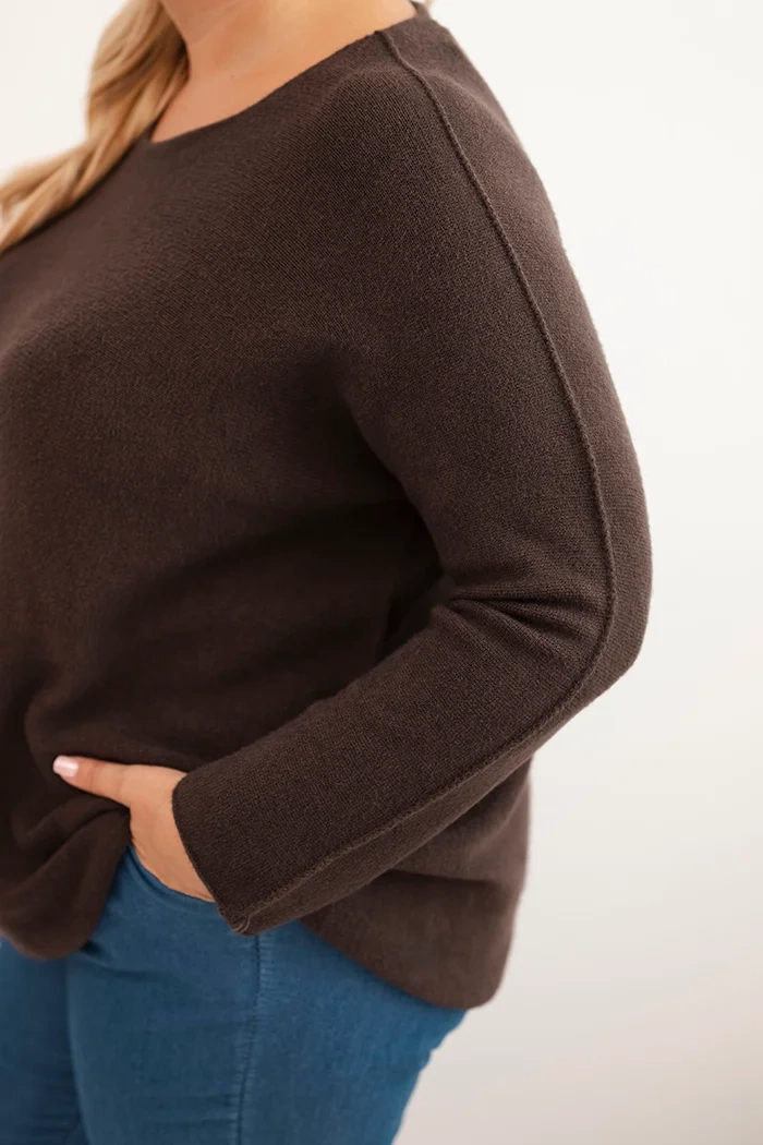 Kesi Włoski Plus size women's sweater with a boat neckline brown