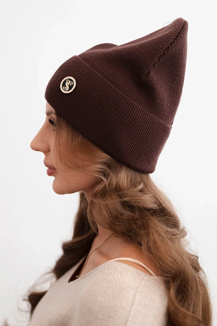 Kesi Women&#039;s ribbed cap made of modal and viscose with a decorative button brown