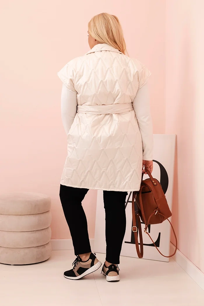 Kesi Włoski Dámska vesta Plus Size prešívaná s opaskom a golierom svetlo béžová