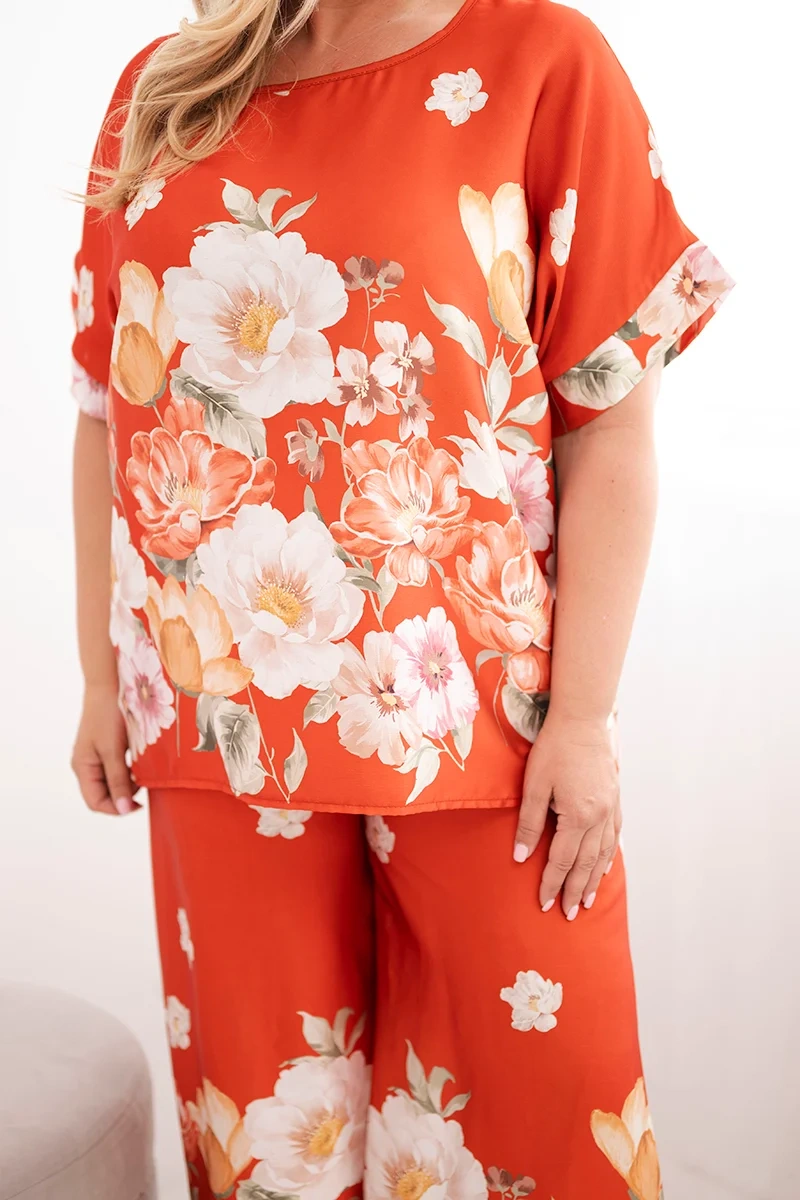 Dámsky plus size komplet s blúzkou a kvetinovými nohavicami