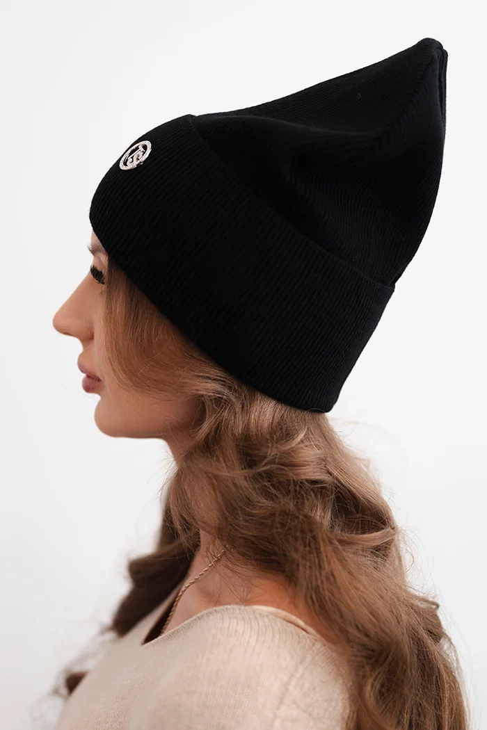 Kesi Women&#039;s ribbed cap made of modal and viscose with a decorative button black