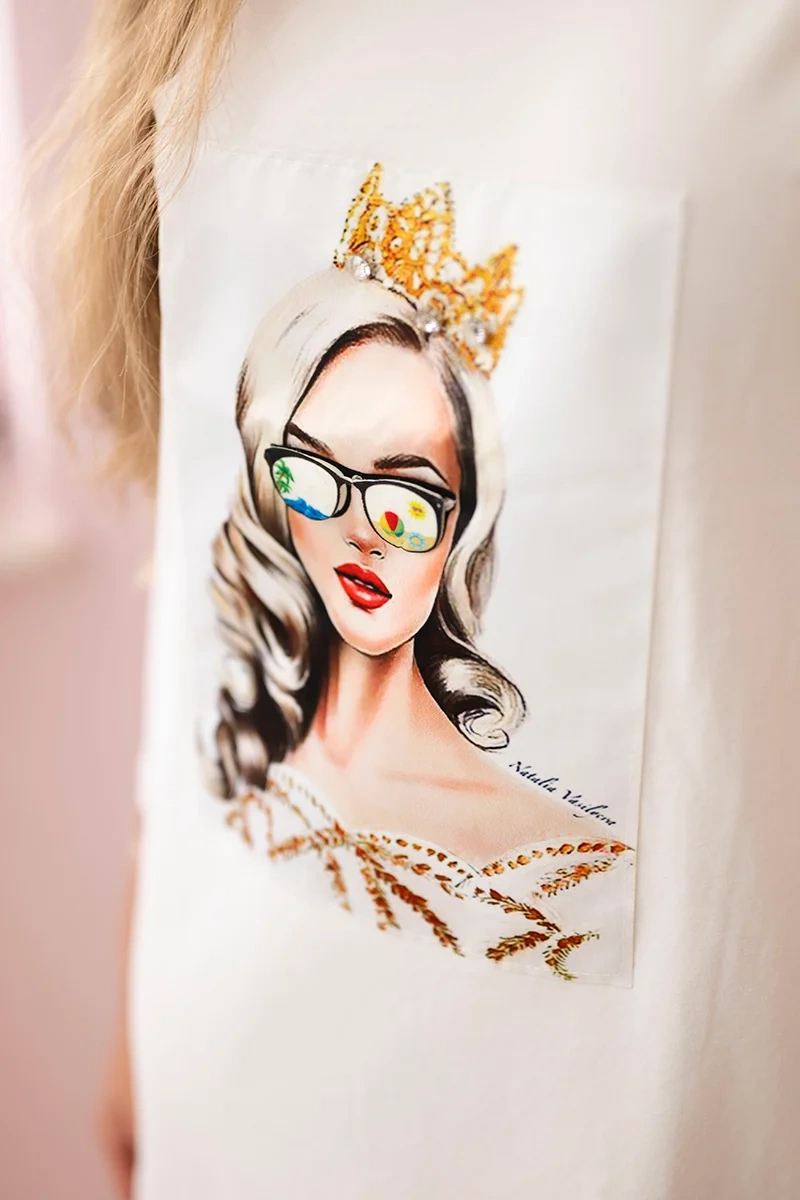 Dress with graphics of a girl in 3D ecru glasses