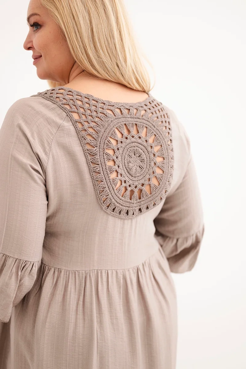 Plus-size viskózové šaty s výrezovým detailom