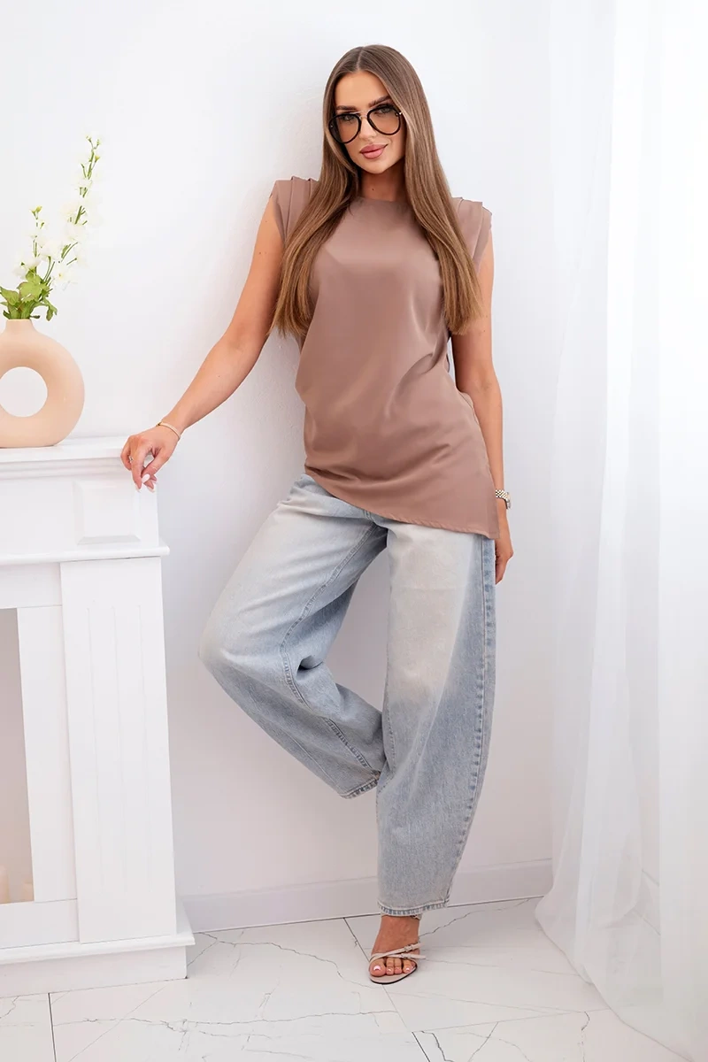 Kesi Włoski Elegant women&#039;s blouse with ruffles and asymmetrical cut camel