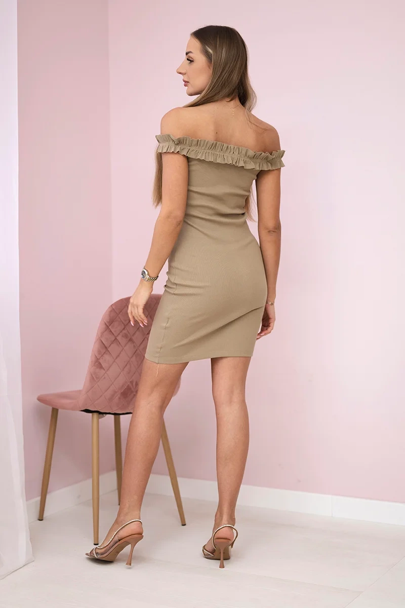 Dress with loose shoulders and camel ruffles