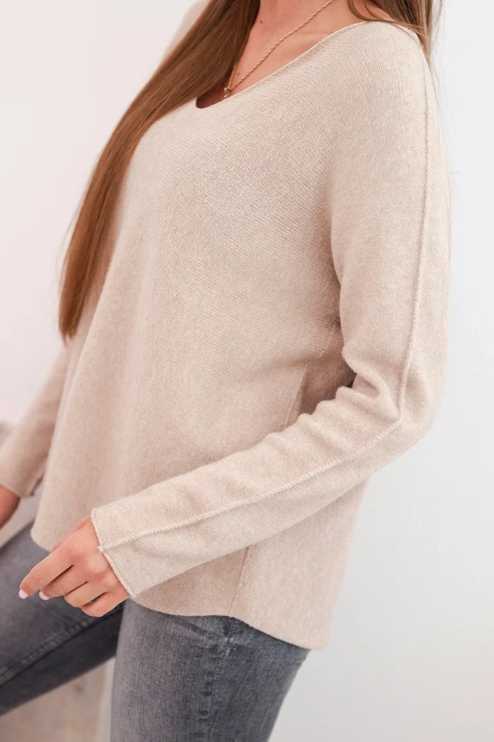 Kesi Włoski Women's sweater with viscose and a V-neck dark beige