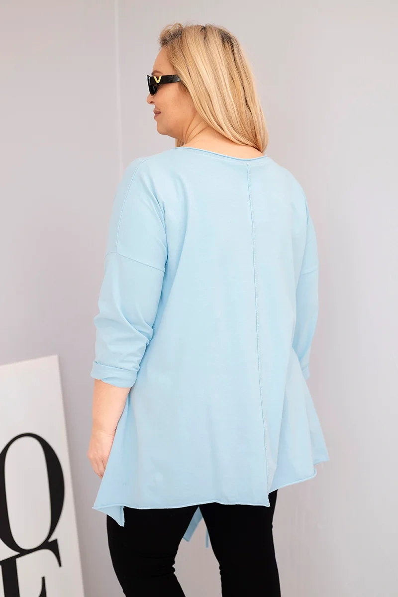 Plus size blúzka s asymetrickým lemom a výrezmi