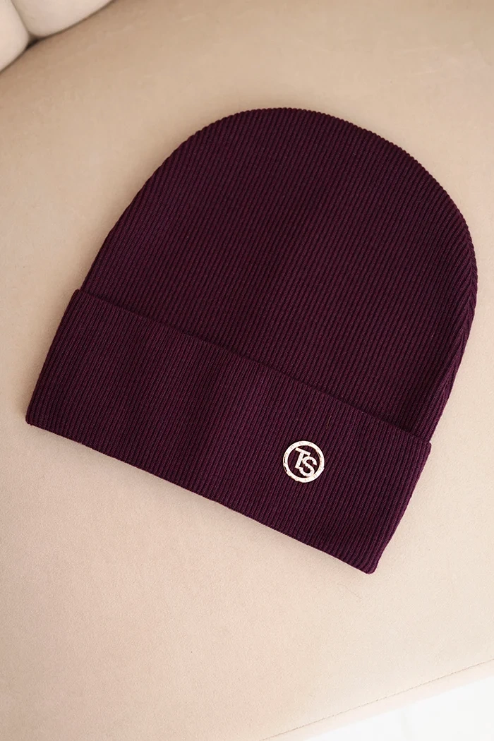 Kesi Women&#039;s ribbed cap made of modal and viscose with a decorative button plum
