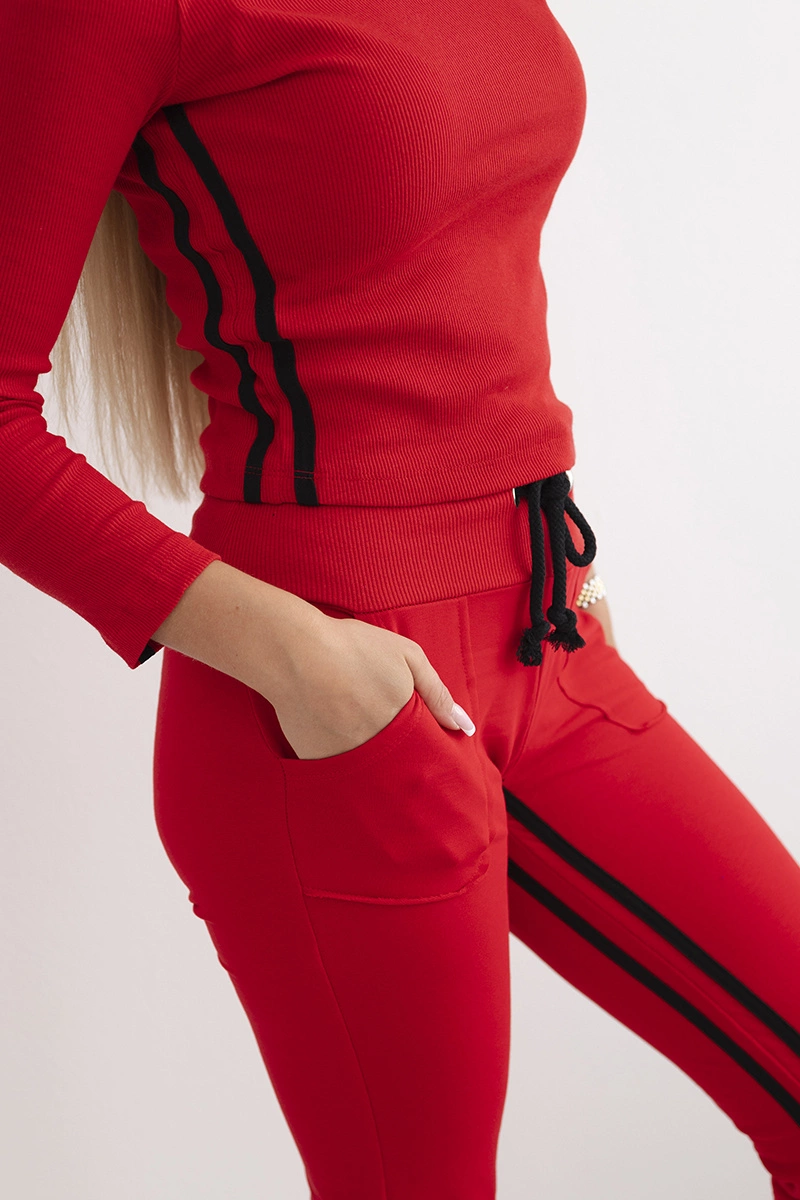 Set with double red stripe