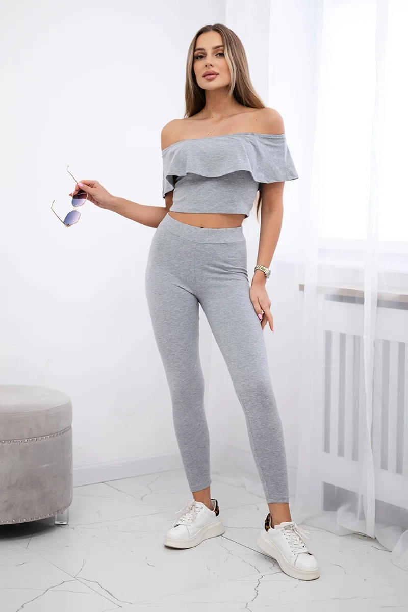 Set with a ruffle in gray color