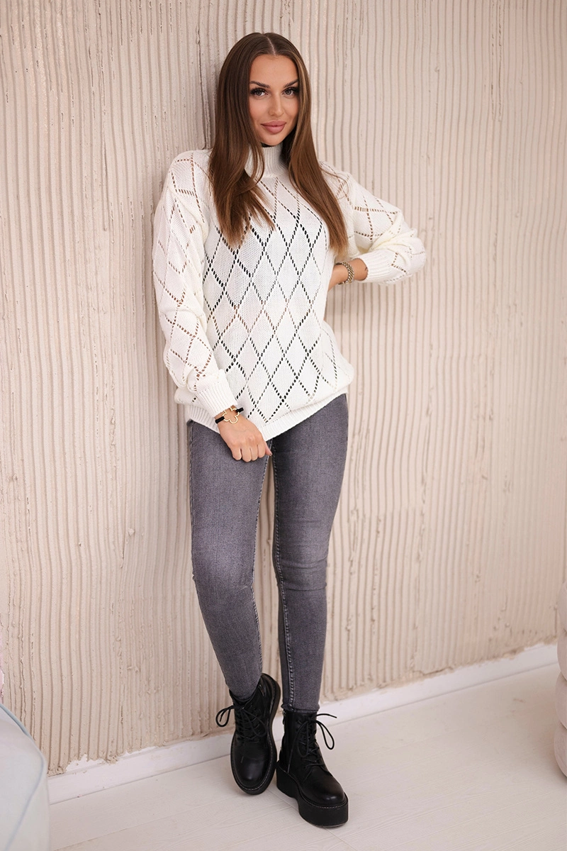 High-neckline sweater with a diamond pattern