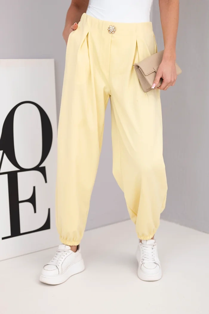 Dámské kalhoty s vysokým pasem a ozdobným knoflíkem